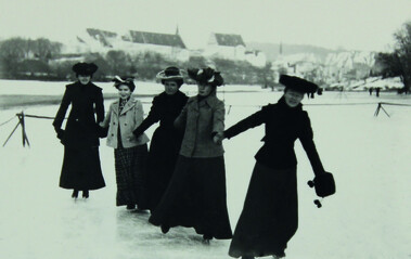 Eislaufen auf der Kapuzinerlacke, um 1900 © Stadtarchiv Wasserburg