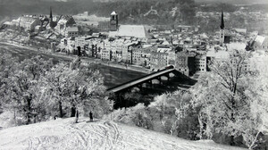 Skifahren mit Blick auf Wasserburger Altstadt, 1930er Jahre © Stadtarchiv Wasserburg.